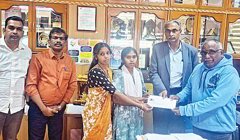 ஊட்டி ஜெ.எஸ்.எஸ். பார்மஸி கல்லூரியில் டி.பார்ம் படிப்பை தொடர அனுமதி கடிதம் பெற்ற வாசுகி.