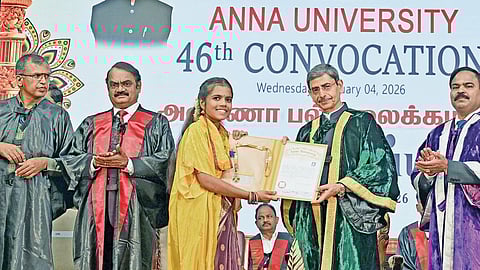 அண்ணா பல்கலைக்கழக பட்டமளிப்பு விழாவில் மாணவி ஒருவருக்கு பட்டம் வழங்குகிறார் ஆளுநர் ஆர்.என்.ரவி. உடன் உயர்கல்வித் துறை செயலர் பொ.சங்கர், இஸ்ரோ செயற்கைக் கோள் மைய முன்னாள் இயக்குநர் மயில்சாமி அண்ணாதுரை, பல்கலைக்கழக பதிவாளர் வி.குமரேசன், தேர்வு கட்டுப்பாட்டு அலுவலர் பி.சக்திவேல். படம்: எஸ்.சத்தியசீலன்