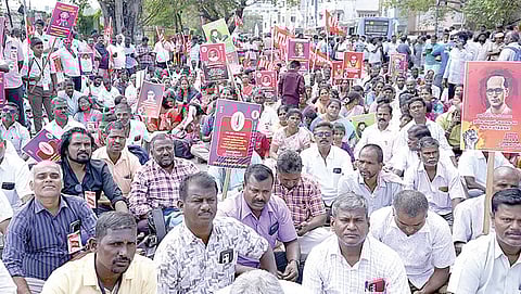 டாஸ்மாக் பணியாளர்கள் 2-வது நாளாக போராட்டம்: தலைமை அலுவலகத்தை முற்றுகையிட முயன்றதால் கைது