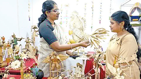 தமிழ்நாடு கைத்திறத் தொழில்கள் வளர்ச்சி கழகம் சார்பில், கைத்தறி, கைவினைப் பொருள் கண்காட்சி சென்னை கலைவாணர் அரங்கில் நேற்று தொடங்கியது.படம்: எஸ்.சத்தியசீலன்