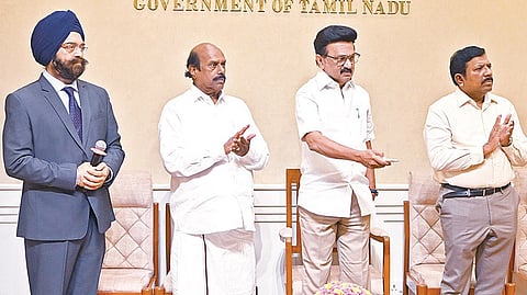 ஊரக வளர்ச்சி மற்றும் ஊராட்சித் துறை சார்பில் கட்டப்பட்டுள்ள கட்டிடங்களை முதல்வர் மு.க.ஸ்டாலின், தலைமைச் செயலகத்தில் இருந்து காணொலி வாயிலாக திறந்து வைத்தார். நிகழ்ச்சியில், பொதுப்பணித் துறை அமைச்சர் எ.வ.வேலு, தலைமைச் செயலாளர் நா.முருகானந்தம் உள்ளிட்ட அதிகாரிகள் கலந்து கொண்டனர்.