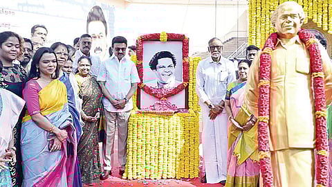 சென்னை, கலைவாணர் அரங்கம் வளாகத்தில் என்.எஸ்.கிருஷ்ணன் உருவச் சிலையை முதல்வர் மு.க.ஸ்டாலின் நேற்று திறந்து வைத்தார். உடன் அமைச்சர்கள் எ.வ.வேலு, மு.பெ.சாமிநாதன், தமிழ்நாடு வீட்டுவசதி வாரியத்தின் தலைவர் பூச்சி எஸ்.முருகன், தமிழ்நாடு இயல் இசை நாடக மன்றத்தின் உறுப்பினர் செயலர் விஜயா தாயன்பன், தமிழ் வளர்ச்சி, செய்தித்துறை செயலர் வே.ராஜாராமன், செய்தி மக்கள் தொடர்புத் துறை இயக்குநர் இரா.வைத்திநாதன், என்.எஸ்.கிருஷ்ணன் குடும்பத்தினர் மற்றும் நடிகை சச்சு, நடிகர்கள் நாசர், கருணாஸ், சரவணன், போஸ் வெங்கட் உள்ளிட்டோர்.