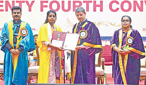 சேலம் பெரியார் பல்கலை.யில் நேற்று நடைபெற்ற பட்டமளிப்பு விழாவில் மாணவிக்கு பட்டம் வழங்கிய ஆளுநர் ஆர்.என்.ரவி. உடன், திருவனந்தபுரம் என்ஐஐஎஸ்டி இயக்குநர் அனந்தராமகிருஷ்ணன் உள்ளிட்டோர்.படம்: எஸ்.குரு பிரசாத்