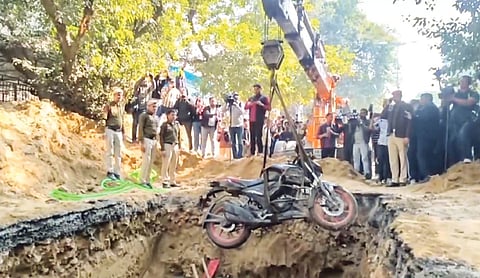 15 அடி ஆழ பள்ளத்தில் பைக்குடன் விழுந்த இளைஞர் உயிரிழப்பு: டெல்லியில் துயர சம்பவம்