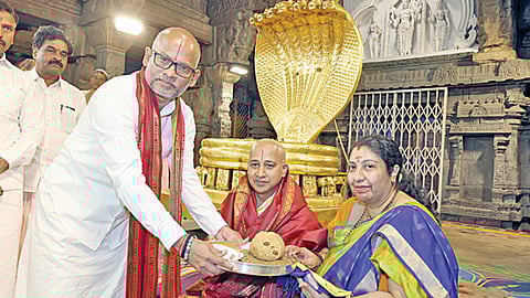 திருமலை திருப்பதி தேவஸ்தானத்தின் புதிய நிர்வாக அதிகாரியாக எம்.ரவிச்சந்திரா பதவியேற்பு