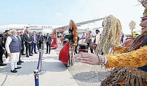 பிரதமர் மோடி அரசுமுறைப் பயணமாக நேற்று மலேசியாவுக்கு சென்றார். கோலாலம்பூர் விமான நிலையத்தில் அவரை, அந்நாட்டு பிரதமர் அன்வர் இப்ராகிம் வரவேற்றார். அப்போது, பாரம்பரிய நடனமாடி மோடிக்கு உற்சாக வரவேற்பு அளித்த மலேசியக் கலைஞர்கள்.