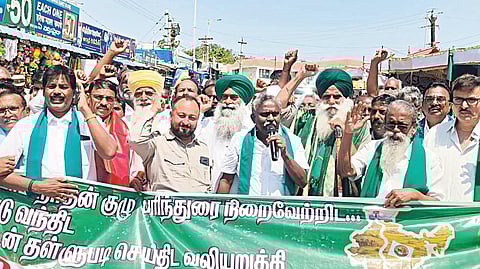 கன்னியாகுமரியில் நேற்று யாத்திரையைத் தொடங்கிய, ஐக்கிய விவசாயிகள் சங்க தேசிய ஒருங்கிணைப்பாளர் ஜக்ஜித்சிங் தல்லேவால் தலைமையிலான விவசாயிகள்.