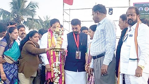 ஸ்ரீபெரும்புதூர் அடுத்த சேந்தமங்கலத்தில் கம்மா குளோபல் ஃபெடரேஷன் சார்பில் நடைபெற்ற மாநாட்டை அந்த அமைப்பின் தலைவர் ஜெட்டி குசுமா குமார் குத்துவிளக்கேற்றி தொடங்கி வைத்தார்.