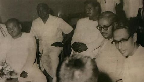 மதியழகன், மதுரை மருத்துவர் அருணாசலம், சேலம் எம்.ராஜூ ஆகியோருடன் ஆலோசனையில் ஈடுபட்ட ஈவிகே சம்பத்.