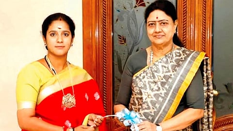 வி.கே.சசிகலாவை சந்திக்க அமமுக நிர்வாகி ஜீவிதா.