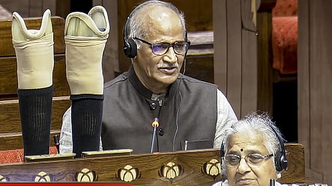 செயற்கைக் கால்களைக் காட்டி அரசியல் வன்முறை பற்றி பேசிய கேரள எம்.பி. சதானந்தனுக்கு பிரதமர் மோடி பாராட்டு