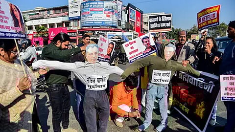 ‘கூஷ்கோர் பண்டட்’ பட தலைப்பு சர்ச்சை: மனோஜ் பாஜ்பாய், நீரஜ் உருவப் பொம்மைகள் எரிப்பு