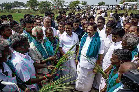 தஞ்சாவூர் அருகே விவசாயிகளிடம் பாதிப்புகளை கேட்டறிந்த அதிமுக பொதுச் செயலாளர் பழனிசாமி | படங்கள்: ஆர்.வெங்கடேஷ்