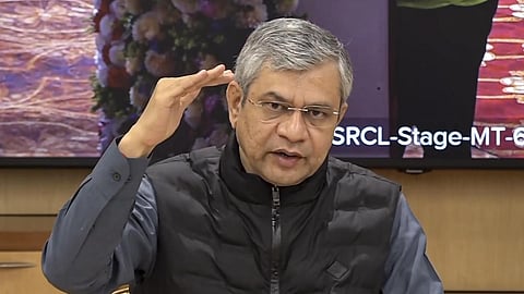 தமிழக ரயில்வே திட்டங்களுக்கு பின்னடைவு ஏன்? - முதல்வரின் குற்றச்சாட்டுக்கு மத்திய அமைச்சர் பதில்