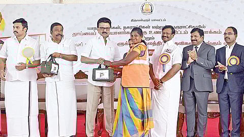 தமிழகம் முழுவதும் மாநகராட்சி, நகராட்சி, பேரூராட்சிகளில் மொத்தம் 1.30 லட்சம் தூய்மைப் பணியாளர்களுக்கு உணவுத் திட்டம் விரிவாக்கத்தை திருவள்ளூர் மாவட்டம் போளிவாக்கம் ஊராட்சியில் முதல்வர் ஸ்டாலின் நேற்று தொடங்கி வைத்து, தூய்மைப் பணியாளர்களுக்கு உணவுக் கலன்களை வழங்கினார். உடன், அமைச்சர்கள், உயர் அதிகாரிகள் உள்ளிட்டோர்.