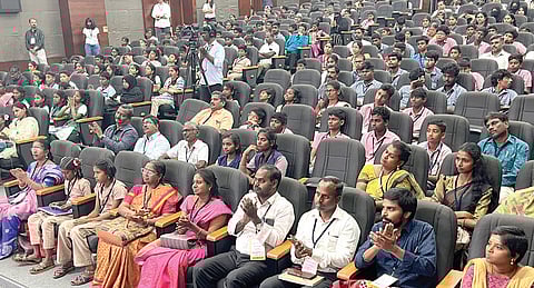 விஐடி சென்னை மற்றும் இந்து தமிழ் திசை சார்பில் 'நாளைய விஞ்ஞானி 2025' நிகழ்வு சென்னை விஐடி வளாகத்தில் நடந்தது. இதில் சென்னை, காஞ்சி, செங்கல்பட்டு, வேலூர், கள்ளக்குறிச்சி, ராணிப்பேட்டை மாவட்டங்களிலிருந்து பள்ளி மாணவ மாணவியர், அவர்களின் பெற்றோர் கலந்துகொண்டனர். | படங்கள்: எம்.முத்துகணேஷ் |