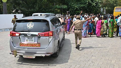 குவாரிக்கு எதிர்ப்பு தெரிவித்து மதுரை மாவட்ட ஆட்சியர் காரை முற்றுகையிட்ட மக்கள்