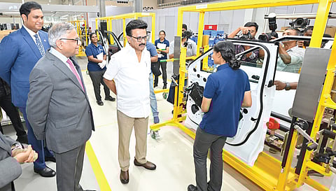 ராணிப்பேட்டை மாவட்டம் பனப்பாக்கம் சிப்காட்டில் டாடா மோட்டார்ஸ் நிறுவனத்தின் ஜே.எல்.ஆர் சொகுசு கார் உற்பத்தி ஆலையை (அலகு-1) நேற்று தொடங்கிவைத்து முதல்வர் மு.க.ஸ்டாலின் பார்வையிட்டார். அருகில், டாடா சன்ஸ் நிறுவனத்தின் தலைவர் சந்திரசேகரன் உள்ளிட்டோர்.