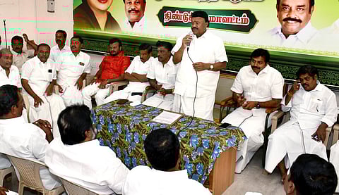 திண்டுக்கல் அதிமுக நிர்வாகிகள் ஆலோசனைக் கூட்டத்தில் பேசிய திண்டுக்கல் சீனிவாசன்.