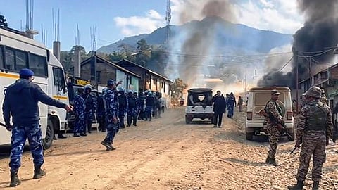 மணிப்பூரில் வன்முறை நீடிப்பு: 50+ வீடுகள் தீக்கிரை - நிலவரம் என்ன?