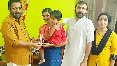 கேரள முன்னாள் அமைச்சருடன் உன்னி கிருஷ்ணன் போத்தி இருக்கும் படத்தால் சர்ச்சை