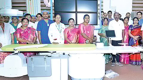 சென்னை அரசு பன்னோக்கு உயர்சிறப்பு மருத்துவமனையில் ரூ.8 கோடி மதிப்பில் நிறுவப்பட்டுள்ள கேத்லேப் கருவியை மருத்துவம் மற்றும் மக்கள் நல்வாழ்வுத் துறை அமைச்சர் மா.சுப்பிரமணியன் நேற்று மக்கள் பயன்பாட்டுக்கு கொண்டுவந்தார். இந்நிகழ்வில் மருத்துவக் கல்வி மற்றும் ஆராய்ச்சி இயக்குநர் டாக்டர் சுகந்தி ராஜகுமாரி, மருத்துவமனை இயக்குநர் டாக்டர் மணி, இதயவியல் துறை தலைவர் டாக்டர் செசிலி மேரி மெஜில்லா உள்ளிட்டோர் கலந்துகொண்டனர்.