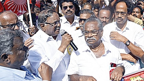 மத்திய அரசின் தொழிலாளர் விரோத நடவடிக்கைகளைக் கண்டித்து, சென்னை அண்ணா சாலை தபால் அலுவலகம் அருகே நேற்று நடைபெற்ற ஆர்ப்பாட்டத்தில் கலந்து கொண்ட இந்திய கம்யூனிஸ்ட் மாநிலச் செயலாளர் மு.வீரபாண்டியன் உள்ளிட்டோர். படம்: ம.பிரபு