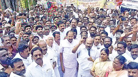 டாஸ்மாக் ஊழியர்களுக்கு பணி நிரந்தரம், காலிப் பணியிடங்களை நிரப்புதல் உள்ளிட்ட பல்வேறு கோரிக்கைகளை வலியுறுத்தி, அதிமுகவின் அண்ணா தொழிற்சங்கப் பேரவை சார்பில் ஆர்ப்பாட்டம் சென்னை எழும்பூரில் நேற்று நடைபெற்றது. இதில் முன்னாள் அமைச்சர்கள் தங்கமணி, ஜெயக்குமார் உள்ளிட்டோர் பங்கேற்றனர். | படம்: எஸ்.சத்தியசீலன் |