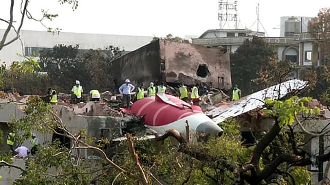 அகமதாபாத் விபத்து: விமானி திட்டமிட்டே எரிபொருள் ‘சுவிட்சை’ நிறுத்தியதாக இத்தாலி பத்திரிகை வெளியிட்ட செய்தியால் பரபரப்பு