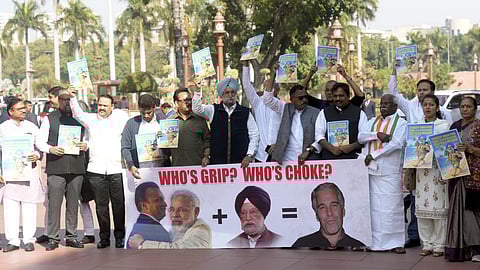 எப்ஸ்டீன் தொடர்புக்காக ஹர்தீப் பூரி பதவி விலக வலியுறுத்தி காங். எம்.பி.க்கள் ஆர்ப்பாட்டம்