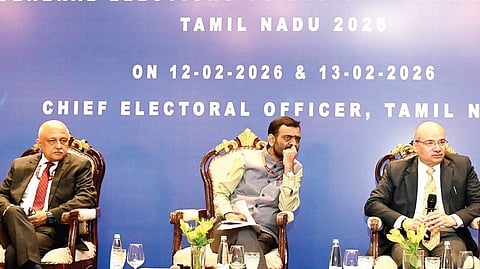 தேர்தல் ஏற்பாடுகள் குறித்து மாவட்ட தேர்தல் அதிகாரிகள், காவல் துறை உயர் அதிகாரிகளுடன் தேர்தல் ஆணையக்குழு அதிகாரிகள் சென்னையில் நேற்று ஆலோசனை நடத்தினர்.