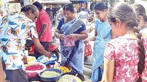 விருதுநகர் சந்தையில் பூக்களை வாங்கிய பெண்கள்.