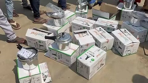 தெலங்கானா: கொடுத்த குக்கர், பணத்தைக் கேட்டு தோல்வி அடைந்த காங். வேட்பாளர் தகராறு