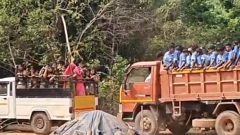 கர்நாடகா: சரக்கு வண்டியில் மாணவர்களை அழைத்துச் சென்ற ஆசிரியர்