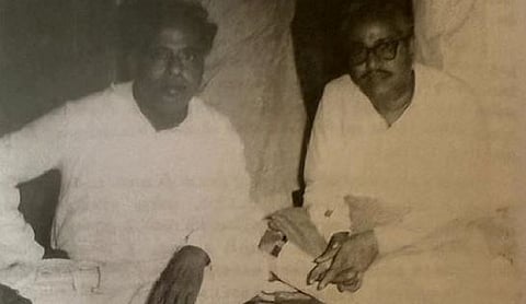 உண்ணாவிரத மேடையில் ஈவிகே சம்பத்துடன் அண்ணா.