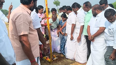 கமுதி கோட்டைமேடு அருகே சசிகலா பங்கேற்கும் பொதுக்கூட்ட மேடை அமைக்க நடத்தப்பட்ட பந்தக்கால் நடும் நிகழ்ச்சி.