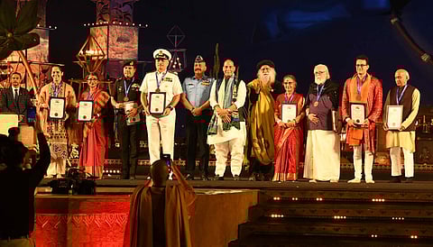 கோவை ஈஷா வளாகத்தில் இன்று நடைபெற்ற மகா சிவராத்திரி விழாவில், ‘பவ்ய பாரத் பூஷன்’ விருதினை பெற்றுக் கொண்டவர்களுடன், விருது வழங்கிய சிறப்பு விருந்தினரான பாதுகாப்புத்துறை அமைச்சர் ராஜ்நாத் சிங், ஈஷா நிறுவனர் சத்குரு உள்ளிட்டோர் கலந்து கொண்டனர். படம்: ஜெ.மனோகரன்