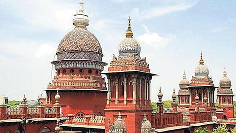 சாதகமான தீர்ப்பு பெற்றுத் தருவதாகக் கூறி மூத்த வழக்கறிஞர் ரூ.50 லட்சம் பெற்றதாக குற்றச்சாட்டு