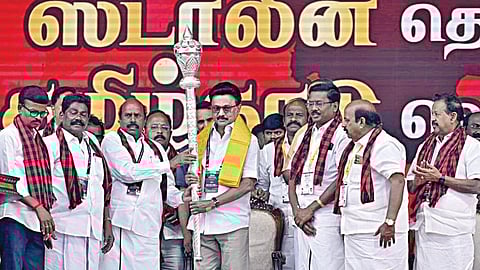 திருப்பத்தூர் மாவட்டம் ஜோலார்பேட்டை அடுத்த மண்டலவாடியில் நேற்று மாலை திமுக மண்டல வாக்குச்சாவடி பயிற்சி மாநாட்டில் பங்கேற்ற முதல்வர் மு.க.ஸ்டாலினுக்கு அமைச்சர் எ.வ.வேலு மற்றும் நிர்வாகிகள் வெள்ளி செங்கோல் வழங்கினர். படம்:ந.சரவணன்