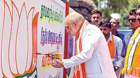 காரைக்கால் மாவட்டம் கோட்டுச்சேரியில் புதுச்சேரி சட்டப்பேரவைத் தேர்தலுக்கான சுவர் விளம்பரத்தை எழுதி தொடங்கி வைத்த மத்திய உள்துறை அமைச்சர் அமித் ஷா. படம்: வீ.தமிழன்பன்