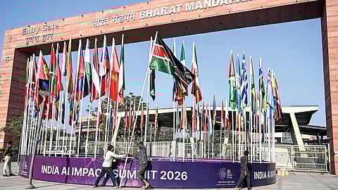டெல்லியில் உள்ள பாரத் மண்டபத்தில் செயற்கை நுண்ணறிவு உச்சி மாநாடு இன்று தொடங்குகிறது. இதில் பங்கேற்கும் பல்வேறு நாடுகளின் தலைவர்கள், அதிகாரிகளை வரவேற்கும் விதமாக, நுழைவுவாயிலில் பல்வேறு நாடுகளின் தேசியக் கொடிகள் அமைக்கப்பட்டுள்ளன. படம்: ஏஎப்பி