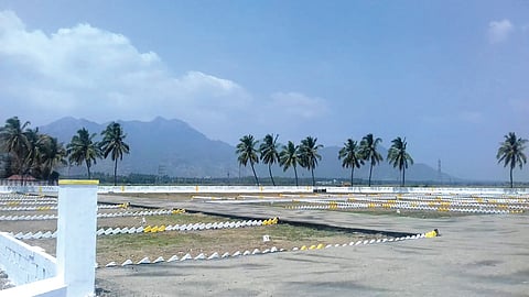 நாகர்கோவில் அருகே வீட்டு மனைகளாக மாற்றப்பட்டுள்ள நெல் வயல்கள்.