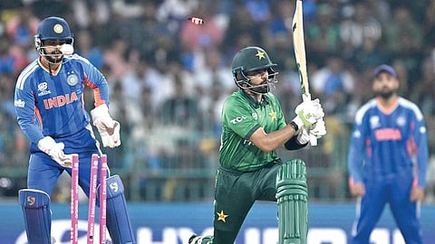 ஐசிசி ஆடவர் டி 20 உலகக் கோப்பை கிரிக்கெட் தொடரில் நேற்று கொழும்பு நகரின் ஆர்.பிரேமதாசா மைதானத்தில் ‘ஏ’ பிரிவில் நடைபெற்ற லீக் ஆட்டத்தில் இந்தியா - பாகிஸ்தான் அணிகள் மோதின. இதில் அக்சர் படேல் பந்தில் கிளீன் போல்டான பாகிஸ்தான் அணியின் பேட்ஸ்மேன் பாபர் அஸம். படம்: ஏஎப்பி