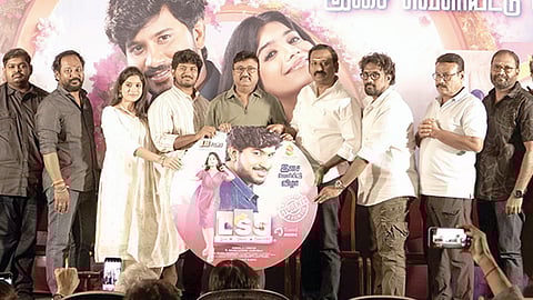 வரலாற்று சாயலில் இயக்குநர் சரண் எழுதிய பாடல்!