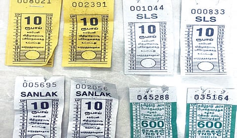 கோவை காந்திபுரம் பேருந்து நிலையத்திலிருந்து கென்னடி திரையரங்கு ஸ்டாப் வரை அரசுப் பேருந்தில் ரூ.6-ம், தனியார் பேருந்தில் ரூ.10-ம் கட்டணமாக வசூலிக்கப்பட்டு வழங்கப்பட்ட பயணச்சீட்டுகள் .