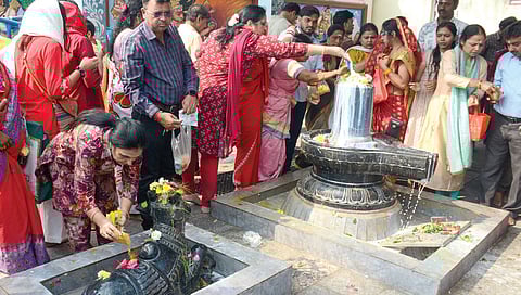 சென்னை புரசைவாக்கத்தில் உள்ள கங்காதீஸ்வரர் கோயிலில் சிவலிங்கத்துக்கு பாலாபிஷேகம் செய்து வழிபட்ட பக்தர்கள்.