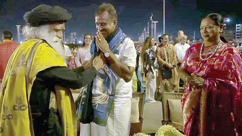 கோவை ஈஷாவில் நடந்த மகா சிவராத்திரி விழாவில் கலந்து கொண்ட அதிமுக முன்னாள் அமைச்சர் எஸ்.பி.வேலுமணி, தேமுதிக பொதுச்செயலாளர் பிரேமலதா விஜயகாந்த். அருகில் ஈஷா நிறுவனர் சத்குரு.