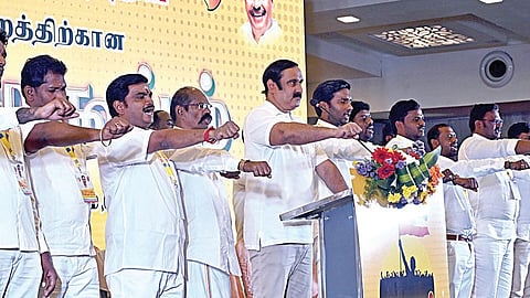 பல்லாவரத்தில் நடைபெற்ற பாமக மாணவர் சங்க பொதுகுழு கூட்டத்தில் கட்சித் தலைவர் அன்புமணி தலைமையில் நிர்வாகிகள், மது ஒழிப்பு உறுதிமொழி ஏற்றனர். படம்:எம்.முத்துகணேஷ்