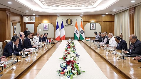 மும்பையில் பிரதமர் நரேந்திர மோடியும், பிரான்ஸ் அதிபர் இமானுவேல் மேக்ரானும் நேற்று சந்தித்துப் பேசினர். அப்போது இரு நாடுகளின் மூத்த அமைச்சர்கள், மூத்த அதிகாரிகள் உடன் இருந்தனர்.படம்: பிடிஐ