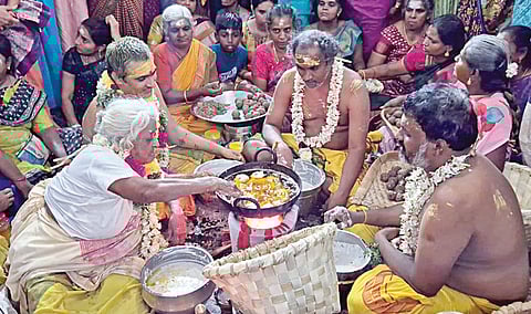 ஸ்ரீவில்லிபுத்தூர் முதலியார்பட்டி தெருவில் உள்ள பத்ரகாளியம்மன் கோயிலில் மகா சிவராத்திரியையொட்டி கொதிக்கும் நெய்யில் கையால் அப்பம் சுட்ட மூதாட்டி.